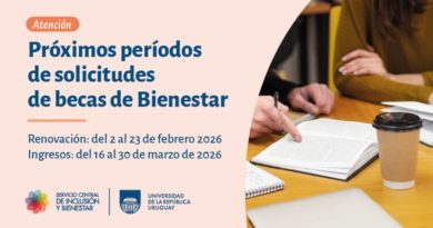 Afiche informativo sobre los próximos períodos de solicitud de becas de Bienestar de la Universidad de la República. Indica renovación del 2 al 23 de febrero de 2026 e ingresos del 16 al 30 de marzo de 2026. A la derecha, dos personas estudian sobre un libro en una mesa con cuadernos y un vaso de café. Incluye los logos del Servicio Central de Inclusión y Bienestar y de la Universidad de la República.