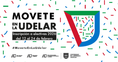 Imagen horizontal sobre fondo blanco. A la izquierda, en letras negras grandes, se lee “MOVETE en la UDELAR”. Debajo, un recuadro negro con texto blanco dice “Inscripción a electivas del 12 al 24 de febrero”. En la parte inferior izquierda aparece el hashtag #MoveteEnLaUdelar. A la derecha de la imagen hay un símbolo gráfico grande en forma de U, compuesto por tres trazos gruesos en rojo, verde y azul. Todo el fondo está cubierto por pequeños trazos tipo confeti en rojo, verde y azul. En la franja inferior se alinean los logos en negro de las tres Área: Ciencias de la Salud; Social y Artística; y Tecnologías y Ciencias de la Naturaleza y el Hábitat, incluyendo el de la Universidad de la República.