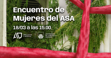 Fotografía de las galerías del patio del Aulario Mártires Estudiantiles con las paredes cubiertas de vegetación. Se ve una estructura de hilo rojo en primer plano y el texto en letras blancas: “Encuentro de Mujeres del ASA”, a realizarse el 18 de marzo a las 15:00. Debajo los logos del Área Social y Artística (ASA) y de la Universidad de la República, Uruguay.