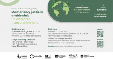 Afiche informativo con fondo gris claro y diseño gráfico en tonos verdes. En la parte superior izquierda se ve un gran círculo incompleto en verde claro. Debajo aparece el texto **“Espacio de Formación Integral (EFI)”**. El título principal está alineado a la izquierda en tipografía grande: **“Memorias y justicia ambiental:”** en verde oscuro, y debajo **“un abordaje transdisciplinario”** en verde claro. En la parte superior derecha hay una gran forma rectangular con bordes redondeados en verde oscuro. Dentro aparece una ilustración de un planeta Tierra en tonos verdes con pequeños árboles sobre los continentes. Desde la ilustración sale una línea horizontal con puntos que conectan tres textos informativos: "Inscripciones: del 24 de febrero al 13 de marzo” “Inicio: 10 de abril” “Finalización: 30 de octubre” Debajo del título, el contenido se organiza en dos columnas. En la columna izquierda se lee: “Destinatarios:” “Estudiantes de grado de todas las carreras de la Udelar (mínimo 90 créditos aprobados)”. Luego: “Carga horaria y Créditos:” “63 h teórico – prácticas y 24 h de salidas de campo. Total: 10 créditos.” En la columna derecha se lee: “Dinámica:” “Modalidad a distancia. Encuentros semanales (viernes de 16 a 18 h) y actividades asincrónicas.” Debajo: “Salidas de campo y cierre:” “Instancias presenciales en los departamentos de Canelones y Tacuarembó.”** Más abajo aparece: **“Consultas: [justicia.ambiental@ei.udelar.edu.uy](mailto:justicia.ambiental@ei.udelar.edu.uy)”** A la derecha del texto se ubican dos códigos QR uno debajo del otro. Sobre el primero dice **“Inscribite:”** y sobre el segundo **“Programa:”**. En la franja inferior del afiche, sobre fondo claro, aparecen alineados varios logotipos institucionales: Facultad de Ciencias Udelar. Extensión Universidad de la República, UNESCO, Universidad de la República Uruguay, NINJA – Núcleo Interdisciplinario de Justicia Ambiental y Espacio Interdisciplinario Udelar.