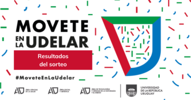 Imagen gráfica horizontal con fondo gris claro cubierto por pequeñas formas tipo confeti distribuidas de manera uniforme en rojo, verde y azul: líneas cortas verticales y horizontales, y curvas semicirculares. En el sector izquierdo superior, en tipografía negra grande, se lee: “MOVETE” en la primera línea y debajo “EN LA UDELAR”, con “UDELAR” en mayor tamaño y peso tipográfico. Más abajo, sobre el lado izquierdo, hay un rectángulo rojo horizontal con texto blanco centrado que dice: “Resultados del sorteo”. En la parte inferior izquierda aparece el hashtag “#MoveteEnLaUdelar” en color negro. En el lado derecho de la imagen se destaca una figura geométrica grande con forma de “U” estilizada compuesta por tres segmentos gruesos: tramo superior verde horizontal, lateral izquierdo rojo inclinado hacia abajo y lateral derecho azul curvo que cierra la forma. En la franja inferior, alineados horizontalmente en color gris oscuro, se encuentran los logos y textos: “Área Ciencias de la Salud”, “Área Social y Artística” y “Área de Tecnologías y Ciencias de la Naturaleza y el Hábitat”. A la derecha, separado por una línea vertical, aparece el escudo y el texto “Universidad de la República Uruguay”.