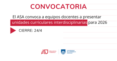 Imagen con fondo gris claro y diseño limpio. En la parte superior izquierda aparece la palabra “CONVOCATORIA” en mayúsculas, en color rojo intenso y tipografía grande. Debajo, alineado a la izquierda, se presenta un bloque de texto en color negro que dice: “El ASA convoca a equipos docentes a presentar unidades curriculares interdisciplinarias para 2026”. Dentro de este texto, la frase “unidades curriculares interdisciplinarias” está destacada en blanco sobre un rectángulo rojo, lo que genera un fuerte contraste y jerarquiza esa parte del mensaje. En la zona inferior izquierda se ubica un ícono de flecha triangular apuntando hacia la derecha en color rojo. A su lado, en negro, se lee: “CIERRE: 24/4”. La parte derecha de la imagen presenta un patrón sutil de líneas horizontales finas en rojo claro, que aportan textura sin interferir con la legibilidad. En la esquina inferior derecha aparecen dos logos pequeños: el de “Área Social y Artística (ASA)” en rojo y el de la “Universidad de la República Uruguay” en azul. La composición utiliza amplios espacios vacíos, con predominio de gris, rojo y negro, y un uso puntual del blanco dentro del bloque destacado, lo que organiza la información de forma clara y visualmente equilibrada.