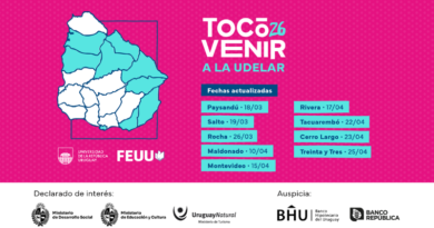 Afiche horizontal con fondo rosado intenso con un patrón de puntos más oscuros. A la izquierda se presenta un mapa de Uruguay en tonos celestes y blancos, dividido por departamentos, con algunos resaltados en celeste y otros en blanco. El mapa está enmarcado por un rectángulo fino en color azul. A la derecha del mapa, en la parte superior, aparece el título en letras grandes: “TOCÓ VENIR A LA UDELAR”, con el número “26” en tamaño menor junto a la palabra “TOCÓ”. Debajo, un recuadro azul oscuro dice “Fechas actualizadas”. Más abajo, en dos columnas de recuadros celestes con texto oscuro, se listan localidades y fechas: Paysandú · 18/03 Salto · 19/03 Rocha · 26/03 Maldonado · 10/04 Montevideo · 15/04 Rivera · 17/04 Tacuarembó · 22/04 Cerro Largo · 23/04 Treinta y Tres · 25/04 En la esquina inferior izquierda aparecen los logos de la Universidad de la República y FEUU (Federación de Estudiantes Universitarios del Uruguay). En una franja inferior de fondo gris claro se lee “Declarado de interés:” seguido de los logos del Ministerio de Desarrollo Social, Ministerio de Educación y Cultura y Uruguay Natural (Ministerio de Turismo). A la derecha de esa franja dice “Auspicia:” junto a los logos de BHU (Banco Hipotecario del Uruguay) y Banco República.
