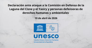 Imagen rectangular con fondo blanco y textura de marmol gris, que dice en negro centraro "Declaración ante ataque a la Comisión en Defensa de la Laguna del Cisne y el Yasiry y personas defensoras de derechos humanos y ambientales.10 de abril de 2026". Abajo el logo de la Cátedra Unesco de DDHH.