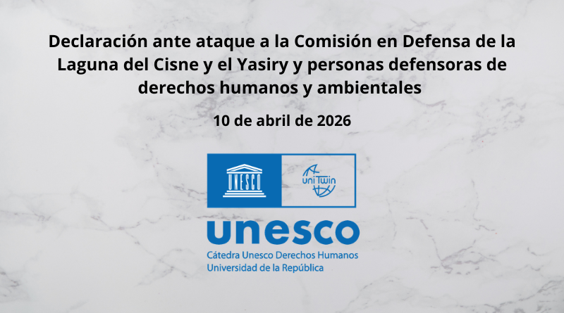 Imagen rectangular con fondo blanco y textura de marmol gris, que dice en negro centraro "Declaración ante ataque a la Comisión en Defensa de la Laguna del Cisne y el Yasiry y personas defensoras de derechos humanos y ambientales.10 de abril de 2026". Abajo el logo de la Cátedra Unesco de DDHH.