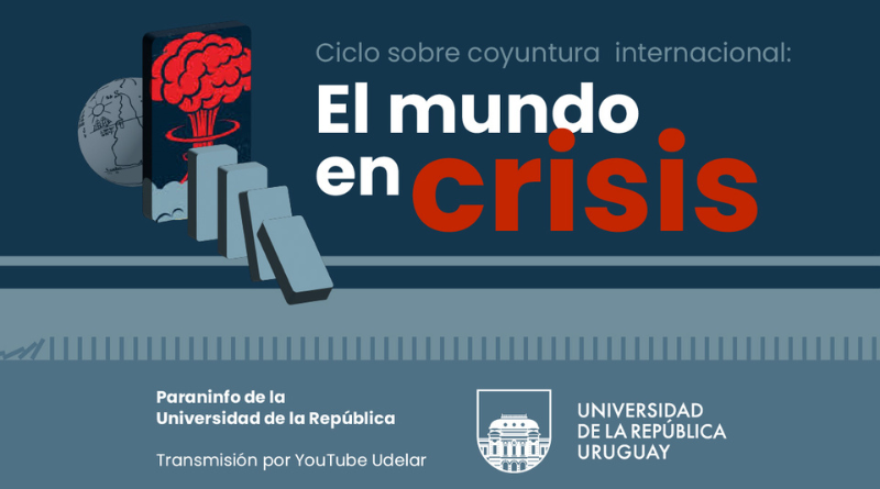 Afiche horizontal con fondo en tonos azul oscuro y gris azulado. En la parte superior, sobre un fondo azul petróleo, aparece el texto en tipografía sans serif: “Ciclo sobre coyuntura internacional:” en gris claro. Debajo, en gran tamaño: “El mundo en crisis”, donde “El mundo en” está en blanco y “crisis” en rojo intenso. A la izquierda del título hay una ilustración: un teléfono celular en posición vertical con una explosión nuclear roja en su pantalla. Detrás del celular se ve el contorno de america sobre un globo terraqueo en gris claro con líneas dibujadas, y delante una serie de fichas tipo dominó en tonos grises que caen en diagonal hacia la derecha, sugiriendo efecto en cadena. Una línea horizontal clara atraviesa la imagen separando la parte superior de la inferior. En la franja inferior, sobre fondo gris azulado, aparece a la izquierda: “Paraninfo de la Universidad de la República” Debajo: “Transmisión por YouTube Udelar” A la derecha se ubica el logo institucional (el edificio central estilizado dentro de un escudo) junto al texto: “UNIVERSIDAD DE LA REPÚBLICA URUGUAY” La composición combina contraste entre azul, blanco y rojo, con una estética sobria y simbólica que remite a crisis global y efecto dominó.