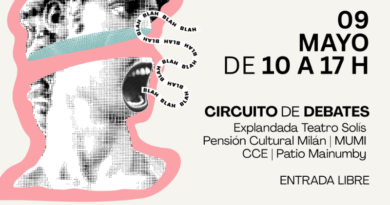 Afiche con fondo beige y diseño gráfico contemporáneo. A la izquierda, aparece una imagen en blanco y negro con efecto de trama de una escultura clásica (similar a un busto grecorromano), recortada de forma irregular y rodeada por una mancha orgánica en color rosa. La escultura tiene la boca abierta en gesto de grito, y desde ella salen varias tiras curvas con la palabra repetida “BLAH BLAH BLAH” en negro sobre fondo blanco, simulando sonido o discurso. Una forma curva en color verde atraviesa parcialmente la imagen. A la izquierda, ilustración en blanco y negro de un rostro con la boca abierta, rodeado por una forma rosada; de la boca salen ondas con la palabra “blah blah blah”. A la derecha, texto en español: “09 mayo, de 10 a 17 h. Circuito de debates”. Debajo se listan sedes: Explanada Teatro Solís, Pensión Cultural Milán, MUMI, CCE y Patio Mainumby. Al final: “Entrada libre”.