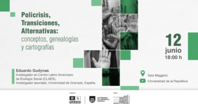 Afiche digital con fondo blanco texturado y detalles geométricos en distintos tonos de verde distribuidos en las esquinas y alrededor de la composición. En el sector superior izquierdo, en letras grandes de color verde oscuro, se lee: “Policrisis, Transiciones, Alternativas: conceptos, genealogías y cartografías”. En el centro de la imagen aparece un collage vertical compuesto por fotografías en blanco y negro de varias manos levantadas, organizadas en rectángulos y cuadrados. Algunas de las imágenes están intervenidas con filtros verdes translúcidos. Las manos ocupan la parte central y superior del diseño, generando una sensación de participación colectiva. En el sector derecho, sobre fondo blanco, se destaca en gran tamaño el texto: “12 junio” en verde oscuro y, debajo, en gris: “18:00 h”. Más abajo, junto a un ícono de ubicación verde, se lee: “Sala Maggiolo”. Debajo, junto a un ícono verde con forma de pantalla de video, aparece el texto: “/Universidad de la República”. En la parte inferior izquierda figura la información de la persona invitada. En negrita dice: “Eduardo Gudynas”. Debajo se lee: “Investigador en Centro Latino Americano de Ecología Social (CLAES), Investigador asociado, Universidad de Granada, España.” Una franja gris clara ocupa todo el borde inferior. Allí aparecen los textos “Organiza:” y “Apoya:”, junto a los logotipos de la Cátedra UNESCO de Derechos Humanos de Montevideo, Universidad de la República Uruguay y la Red Temática de Medio Ambiente de la Universidad de la República.