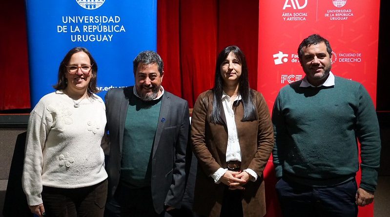 Fotografía de izquierda a derecha Magdalena Martinez, Liber Acosta, Diana Olivera y Nicolás Duffau