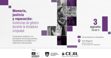 Afiche con fondo blanco texturizado y detalles gráficos en color violeta. En el lado izquierdo, en tipografía grande de color violeta, se lee: “Memoria, justicia y reparación: violencias de género durante la dictadura uruguaya”. Debajo del título se lee: “Conversatorio académico con participación de ex presas políticas, representantes de sociedad civil y organismos internacionales.” Al centro de la imagen se dispone un collage de fotografías en blanco y negro, dividido en rectángulos de distintos tamaños. Las imágenes muestran varias manos levantadas, abiertas y orientadas hacia el frente, pertenecientes a personas de diferentes tonos de piel y edades. Algunos de los recuadros tienen un filtro violeta semitransparente y otros son bloques sólidos de ese color. En el sector derecho destaca la fecha en gran tamaño: “3 agosto – 18:00 h”. Debajo un ícono de YouTube seguido del texto: /Universidad de la República En la parte inferior aparecen los datos de ubicación junto a un ícono de marcador de ubicación: Sala Maggiolo Edificio Central de la Universidad de la República Sobre una franja blanca al pie del afiche aparece la leyenda “Organiza:” y los logotipos de: Cátedra Unesco de Derechos Humanos – Universidad de la República CEJIL – Centro por la Justicia y el Derecho Internacional