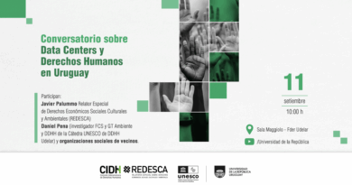 Afiche horizontal de fondo blanco. En el sector izquierdo se presenta la información principal del evento y, a la derecha, una composición de fotografías en blanco y negro de varias manos levantadas, algunas superpuestas con transparencias verdes. Pequeños cuadrados verdes completan la composición. El texto principal dice: “Conversatorio sobre Data centers y derechos humanos en Uruguay ”. Abajo se lee: “Panelistas: Javier Palummo, Relator Especial de Derechos Económicos, Sociales, Culturales y Ambientales (REDESCA; Daniel Pena, investigador FCS, integrante GT Ambiente y DDHH, Cátedra Unesco de DDHH Udelar, y organizaciones sociales de vecinos. A la derecha se destaca la fecha y hora: “11 setiembre, 10.00 h”. Un ícoo que indica el lugar: “Sala Maggiolo, Edificio Central de la Universidad de la República”. Debajo, el un ícono de YouTube seguido de “/Universidad de la República”. Al pie del afiche se incluyen los logos de “la Relatoría Especial sobre derechos Económicos, Sociales, Culturales y Ambientales (REDESCA) de la Comisión Interamericana de Derechos Humanos (CIDH) y de la Cátedra UNESCO de DDHH de la Udelar”.
