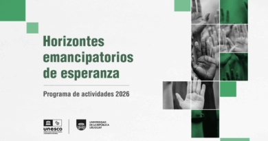 Afiche horizontal de fondo blanco. En el sector izquierdo el se lee "Horizontes emancipatorios de esperanza Programa de actividades 2026" y, a la derecha, una composición de fotografías en blanco y negro de varias manos levantadas, algunas superpuestas con transparencias verdes. Pequeños cuadrados verdes completan la composición. Debajo los logos de la cátedra unesco de DDHH y de Udelar