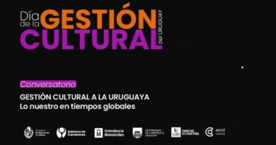 Sobre fonde negro en letras naranjas ty violetas se le Dia de la Gestión cultural del Uruguay. debajo dice "Conversatorio. Gestión cultural “a la uruguaya. Lo nuestro en tiempos globales". Abajo los logos de las organizaciones convocantes: Mec, intendencia canelones, intenedncia montevideo, udelar, claeh y aecid