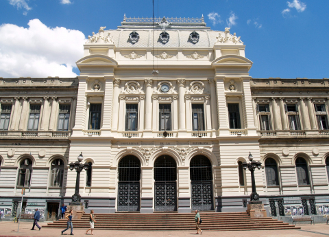 Foto de la fachada del edificio central de la Udelar