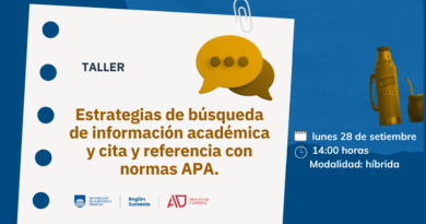 Sobre fondo azul se ve del lado izquierdo una imagen de recorte de hoja agarrada con un clip. En ella se lee "Taller" en letra azul y “Estrategias de búsqueda de información académica y cita y referencia con normas APA”. en letras color mostaza. A la derecha arriba una foto de un termo y un mate. Más abajo el ícono de calendario junto a la leyenda lunes 28 de setiembre, debajo un ícono de reloj, junto al texto 14.00 horas y más abajo se lee modalidad híbrida. Abajo de la imagen están los logos de Udelar, región suroeste y del ASA.