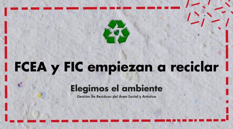 Pieza gráfica de formato horizontal sobre fondo con textura de papel reciclado, en tonos blanco, gris claro y beige. Un marco rectangular formado por líneas rojas discontinuas recorre los bordes de la imagen. En la esquina superior derecha aparecen varias líneas rojas cortas, dispuestas de manera irregular. En la parte superior central se encuentra un símbolo de reciclaje compuesto por tres flechas verdes, con contorno negro y apariencia dibujada a man y con una hoja verde adentro. En el centro de la imagen, en letras negras grandes y en negrita, se lee: “FCEA y FIC empiezan a reciclar”. Debajo, centrado, aparece el texto “Elegimos el ambiente”, también en negro y con tipografía destacada. En una línea inferior, de menor tamaño, se lee: “Gestión de Residuos del Área Social y Artística”.