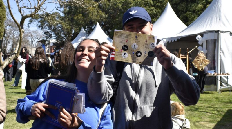 Fotografía de dos estudiantes que jugaron el juego del ASA.